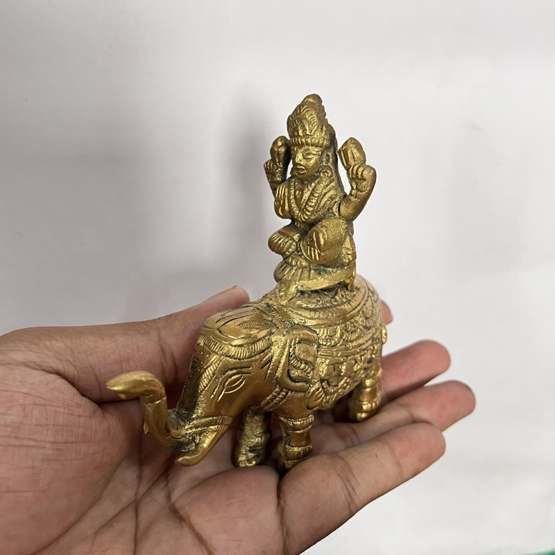 পিতলের ধনলক্ষ্মী হাতির উপরে আসীন – সাউথ ইন্ডিয়ান ডিজাইন (৪ ইঞ্চি | ৩৭৫ গ্রাম)